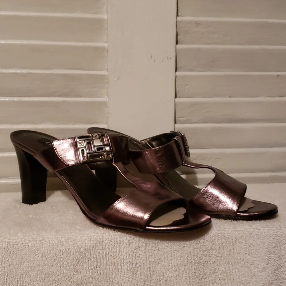 BRIGHTON Rouge Heels - Picture 4 of 8